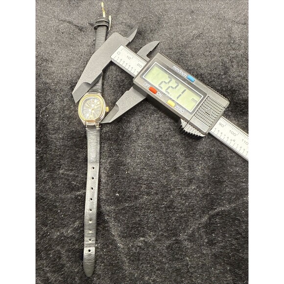 Vtg Timex Ladies Oval Watch: Black face,Black Leather Band Gold/Silver Tone Case - Picture 11 of 12